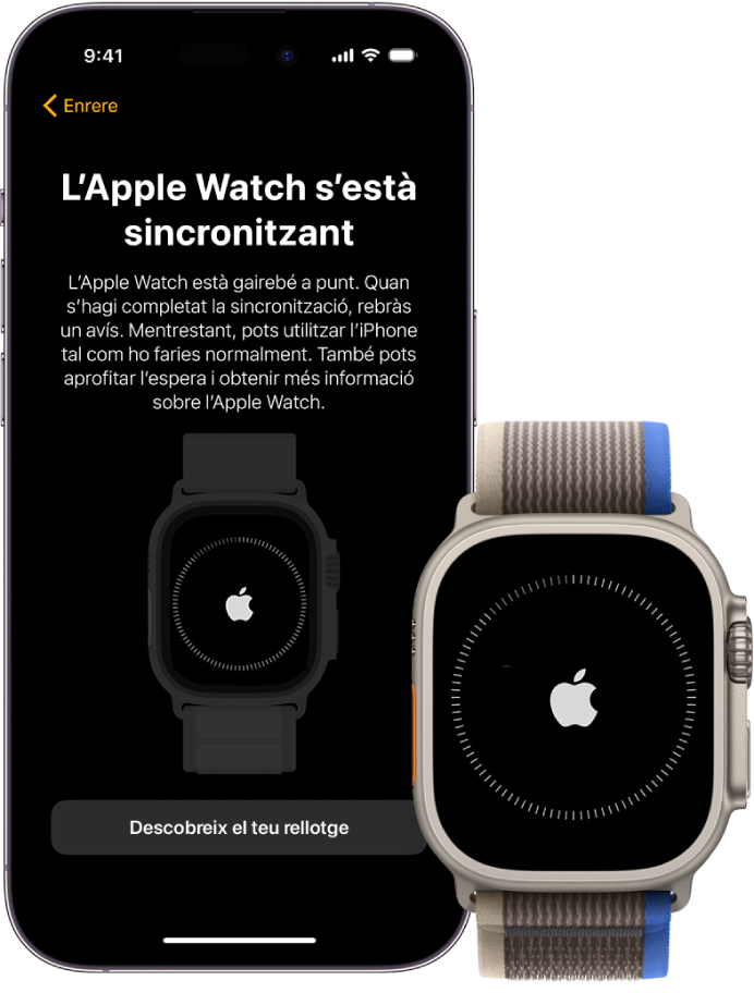 Un iPhone i un Apple Watch Ultra, l’un al costat de l’altre. La pantalla de l’iPhone mostra el text “L’Apple Watch s’està sincronitzant”. L’Apple Watch Ultra mostra el progrés de la sincronització.