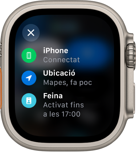 L'estat del Centre de control mostra l’iPhone connectat, la ubicació utilitzada fa poc per l’app Mapes i el mode de feina activat fins a les 17.00.