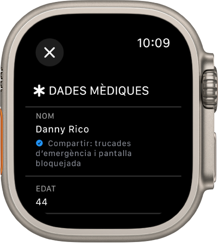 Pantalla de dades mèdiques de l’Apple Watch amb el nom de l’usuari i l’edat. Hi ha una marca de verificació a sota del nom per indicar que les dades mèdiques s’estan compartint a la pantalla de bloqueig. A la part superior esquerra hi ha el botó Tancar.