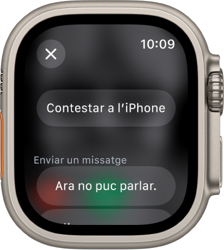 L’app Telèfon mostra opcions de trucada entrant. El botó “Contestar a l’iPhone” a la part superior i, a sota, una resposta suggerida.