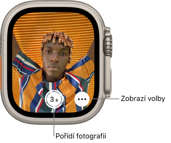 Když používáte hodinky Apple Watch jako ovladač Fotoaparátu, na jejich obrazovce se zobrazuje to, co je v hledáčku iPhonu. Dole uprostřed se nachází tlačítko „Pořídit obrázek“ a vpravo od něj tlačítko „Další volby“. Po pořízení fotky vidíte vlevo dole tlačítko Prohlížeč fotografií.