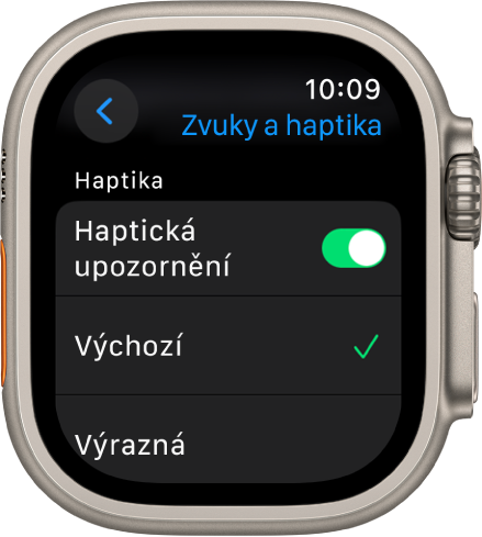 Nastavení Zvuky a haptika na Apple Watch s přepínačem Haptická upozornění a volbami Výchozí a výrazná.