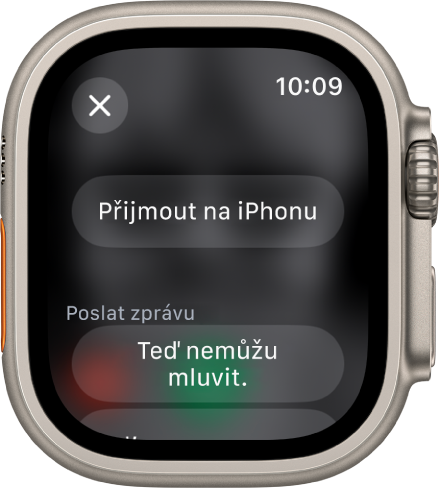 Aplikace Telefon s volbami příchozího hovoru. Nahoře je tlačítko Přijmout na iPhonu a pod ním návrh odpovědi.