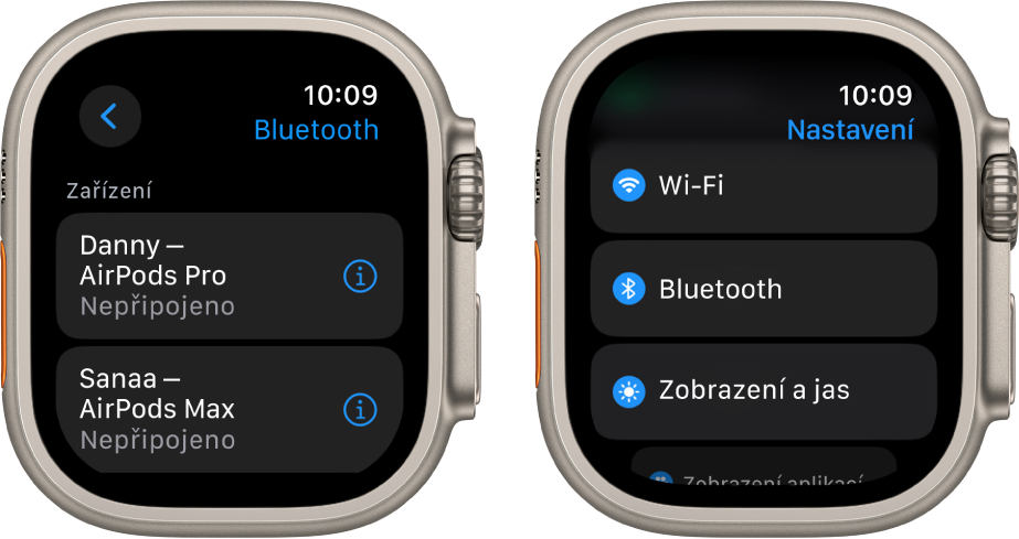 Dvě obrazovky vedle sebe. Na obrazovce vlevo jsou vidět dvě dostupná zařízení Bluetooth: AirPody Pro a AirPody Max. Ani jedny z nich nejsou připojené. Vpravo je vidět obrazovka Nastavení se seznamem tlačítek Wi‑Fi, Bluetooth a Zobrazení a jas.