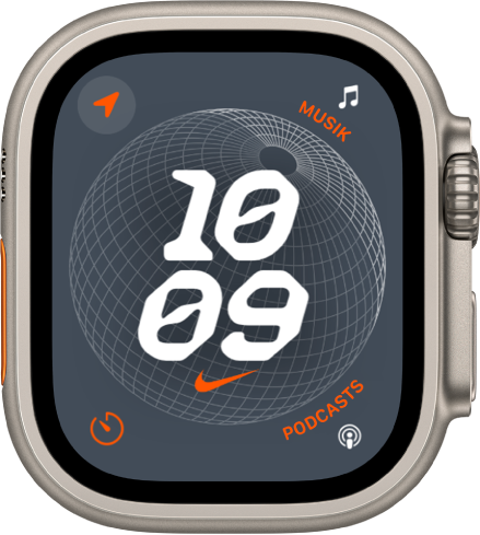 Urskiven Nike - globus viser et digitalt ur i midten med fire komplikationer. Kompas øverst til venstre, Musik øverst til højre,Ttidtagning nederst til venstre og Podcasts nederst til højre.
