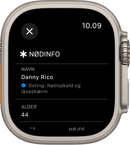 Skærmen Nødinfo på Apple Watch, der viser brugerens navn og alder. Der er et hak under navnet. Det viser, at Nødinfo deles på låseskærmen. Knappen Luk findes øverst til venstre.