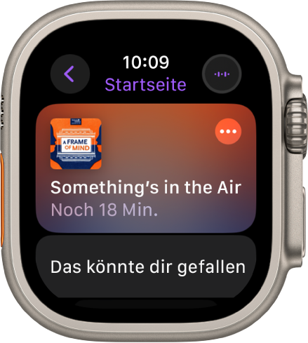 Die App „Podcasts“ auf der Apple Watch. Im Home-Bildschirm wird das Coverbild eines Podcasts angezeigt. Tippe auf das Coverbild, um die Folge wiederzugeben.