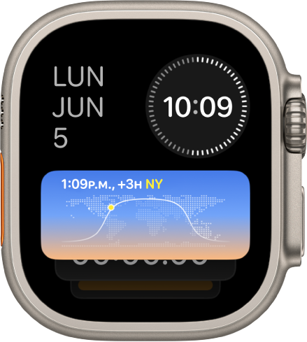 La pila inteligente en el Apple Watch Ultra mostrando tres widgets: día y fecha en la parte superior izquierda, reloj digital en la parte superior derecha y Reloj Mundial en medio.