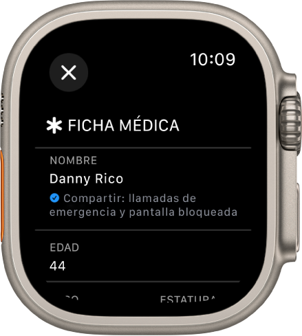 La pantalla de ficha médica se muestra en el Apple Watch con el nombre y la edad del usuario. Hay una marca de verificación debajo del nombre, que indica que la ficha médica se está compartiendo en la pantalla bloqueada. El botón Cerrar está en la esquina superior izquierda.