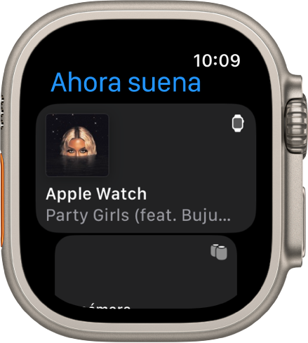 La app Ahora Suena muestra una lista de los dispositivos. La Música reproduciéndose en el Apple Watch está en la parte superior de la lista. Hay una entrada de iPhone abajo.