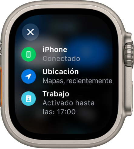 El estado del centro de control, que muestra que el iPhone está conectado, que Mapas ha utilizado la ubicación recientemente y que el modo de concentración de trabajo está activado hasta las 17:00.
