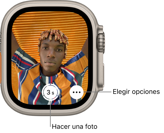 Mientras se utiliza como mando a distancia de la cámara, la pantalla del Apple Watch muestra qué hay en el visor de la cámara del iPhone. El botón “Hacer foto” se encuentra en el centro de la parte inferior de la pantalla, con el botón “Más opciones” a la derecha. Si has hecho una foto, el botón “Visor de fotos” se encuentra en la parte inferior izquierda de la pantalla.