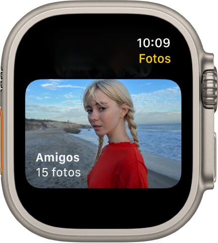La app Fotos en el Apple Watch con un álbum llamado “Friends” en la pantalla
