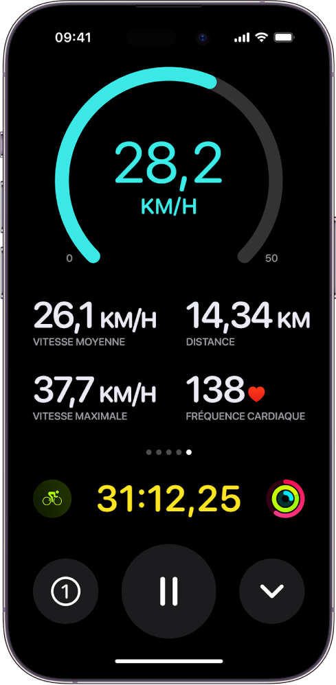 Un entraînement de vélo en cours s’affiche en tant qu’événement en direct sur l’iPhone et indique la vitesse, la vitesse moyenne, la distance parcourue, la vitesse maximale, la fréquence cardiaque et le temps total écoulé.