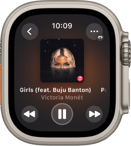 L’écran À l’écoute qui affiche l’illustration d’un album avec le titre de la chanson et le nom de l’artiste en dessous. Les commandes de lecture sont au centre. Le bouton Plus d’options se situe en haut à droite. Un bouton Retour se trouve en haut à gauche.