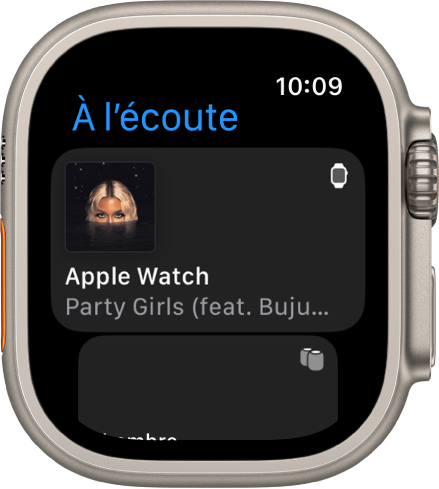L’app À l’écoute qui affiche une liste d’appareils. La musique en cours de lecture sur l’Apple Watch s’affiche en haut de la liste. Une entrée d’iPhone se trouve en dessous.
