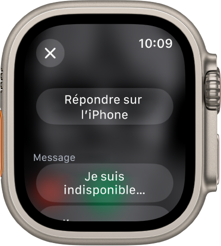 L’app Téléphone qui affiche les options d’appel en cours. Le bouton Répondre sur l’iPhone se trouve dans le haut avec une suggestion de réponse en dessous.