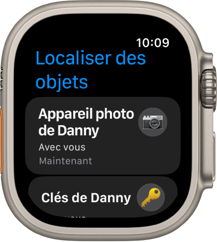 L’app Localiser des objets indique que les AirTags fixés à un appareil photo et à un trousseau de clés sont sur vous.