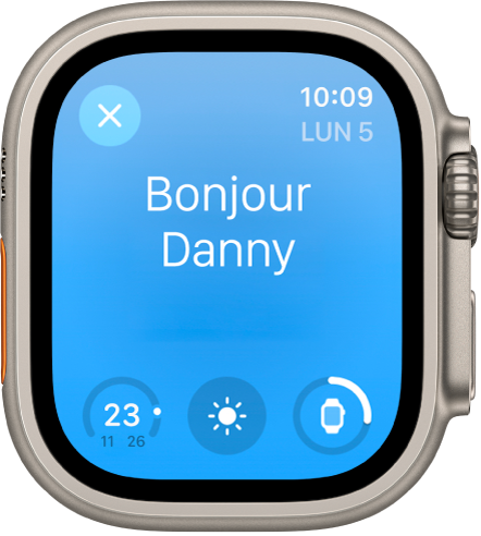 L’Apple Watch affichant l’écran de réveil. Le mot « Bonjour » apparaît en haut. Le niveau de la batterie se trouve en dessous.