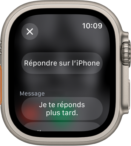 L’app Téléphone affichant des options pour un appel entrant. Le bouton « Répondre sur l’iPhone » se trouve en haut et une réponse suggérée apparaît en dessous.