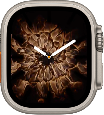 עיצוב השעון ״אש ומים״ מציג שעון אנלוגי באמצע ואש מסביב.