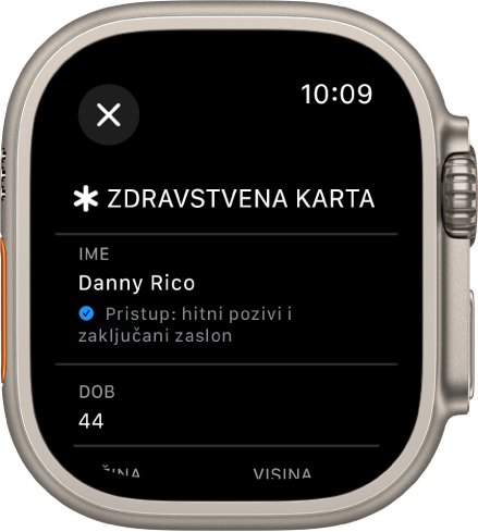 Zaslon Zdravstvene karte na Apple Watchu s prikazom korisnikova imena i dobi. Potvrdna kućica nalazi se ispod imena i ukazuje da se Zdravstvena karta dijeli na zaključanom zaslonu. Tipka Zatvori nalazi se u gornjem lijevom kutu.