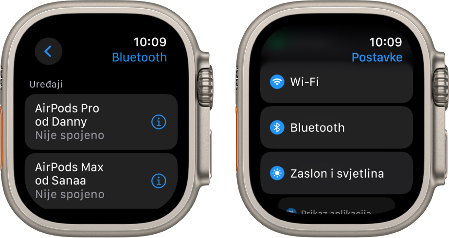 Dva zaslona jedan pored drugog. S lijeve strane nalazi se zaslon koji prikazuje dva dostupna Bluetooth uređaja: Slušalice AirPods Pro i AirPods Max; nijedne nisu spojene. S desne se strane nalazi zaslon Postavki s prikazom tipki Wi-Fi, Bluetooth te Zaslon i svjetlina.