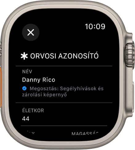 Az Apple Watch Egészségügyi azonosító képernyőjén a felhasználó neve és életkora látható. A név alatt egy pipajel látható, ezzel jelölve, hogy az orvosi azonosító meg van osztva a zárolási képernyőn. A Bezárás gomb a bal felső részen található.