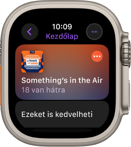 Az Apple Watch Podcastok appja a Főképernyővel, amelyen egy podcast illusztrációja látható. Az illusztrációra koppintva lejátszhatja az epizódot.