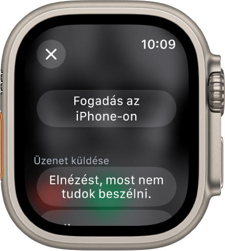 A Telefon app a bejövőhívás-beállításokkal. A Fogadás az iPhone-on gomb felül, míg alatta egy javasolt válasz látható.