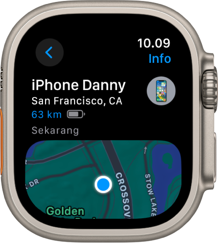 App Lacak Perangkat menampilkan lokasi iPhone. Nama perangkat di bagian atas, dengan lokasi, jarak, daya baterai saat ini, dan terakhir kali perangkat merespons di bawah. Setengah bagian bawah layar menampilkan peta dengan titik yang menandakan perkiraan lokasi perangkat. Tombol Kembali berada di kiri atas.