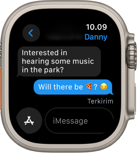 Apple Watch Ultra menampilkan percakapan di app Pesan.