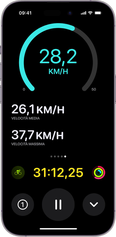 Un allenamento in bici visualizzato come attività in tempo reale su iPhone che mostra la velocità, la velocità media, la distanza percorsa, la velocità massima, la frequenza cardiaca e il tempo totale trascorso.