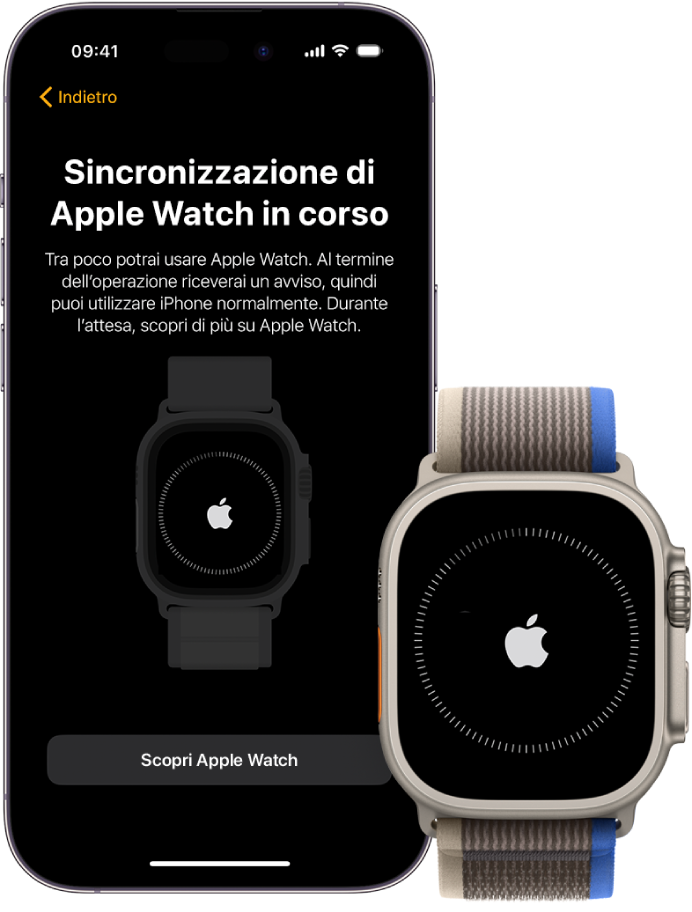 iPhone e Apple Watch Ultra, uno accanto all’altro. Lo schermo di iPhone che mostra “Sincronizzazione di Apple Watch in corso”. Apple Watch Ultra mostra il processo di sincronizzazione.