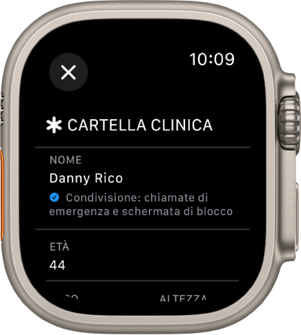 La schermata della cartella clinica su Apple Watch con il nome e l’età dell’utente. Sotto al nome è visibile un segno di spunta, a indicare che la cartella clinica viene condivisa anche quando lo schermo è bloccato. In alto a sinistra è visibile il pulsante Chiudi.