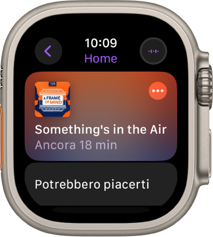 L’app Podcast su Apple Watch con la schermata Home e l’immagine della copertina del podcast. Tocca la copertina per riprodurre la puntata.