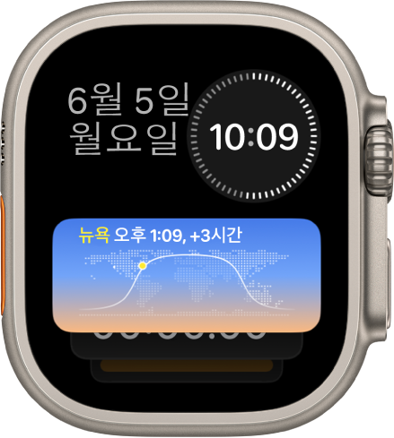 세 개의 위젯이 있는 Apple Watch Ultra의 스마트 스택 화면: 왼쪽 상단에 요일 및 날짜가 있고, 오른쪽 상단에 디지털 시간이 있고, 가운데에 세계 시계가 있음.