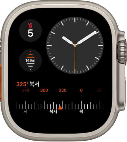 오른쪽 상단 근처에 아날로그 시계, 왼쪽 상단에 요일과 날짜를 표시하고, 두 개의 컴플리케이션이 있는 콤팩트 모듈 시계 페이스: 왼쪽 중앙에 고도, 하단에 나침반이 있음.