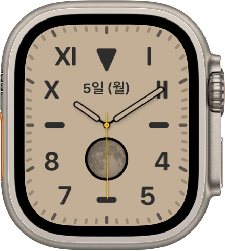 로마 숫자와 아라비아 숫자의 혼합을 보여주는 캘리포니아 시계 페이스. 날짜와 문페이즈 컴플리케이션을 표시함.