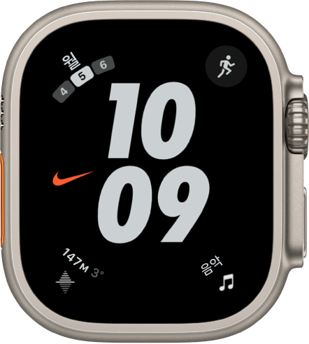 중앙에 시간이 큰 숫자로 표시된 Nike 하이브리드 시계 페이스. 표시된 네 개의 컴플리케이션으로 왼쪽 상단에 캘린더, 오른쪽 상단에 운동, 왼쪽 하단에 주차 고도, 오른쪽 하단에 음악이 있음.