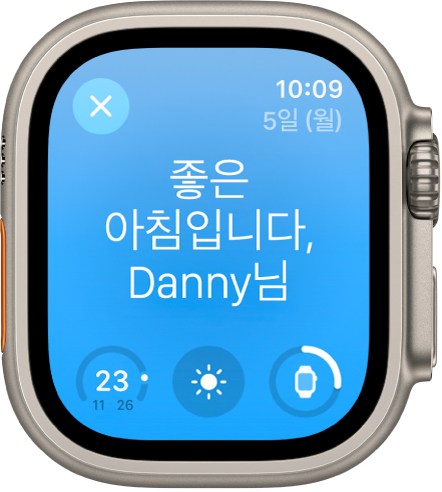 깨우기 화면을 보여주는 Apple Watch. 상단에 좋은 아침이라는 문구가 표시됨. 아래에는 배터리 잔량이 있음.