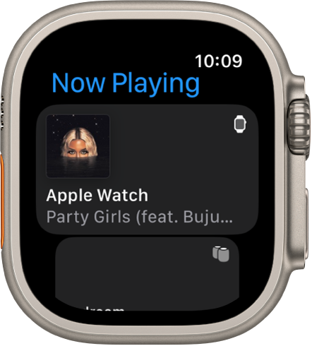 Programoje „Now Playing“ rodomas įrenginių sąrašas. Sąrašo viršuje – „Apple Watch“ ekrane grojama muzika. „iPhone“ įrašas pateikiamas toliau.