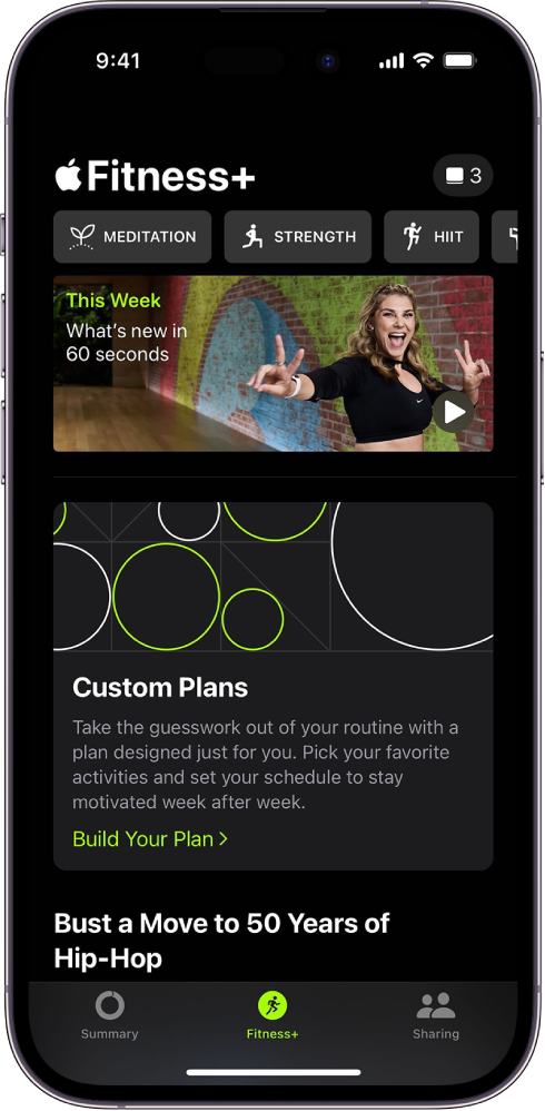 „Apple Fitness+“ ekranas, kuriame iš kairės į dešinę rodomi skirtingi treniruočių tipai viršutinėje eilutėje. Žemiau rodoma ši savaitė. Žemiau rodoma „Custom Plan“ sritis.
