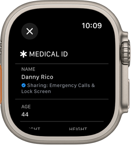 „Apple Watch“ ekranas „Medical ID“, kuriame rodomi naudotojo vardas ir amžius. Po vardu esanti varnelė nurodo, kad „Medical ID“ yra bendrinamas užrakinimo ekrane. Viršuje kairėje pateiktas mygtukas „Close“.