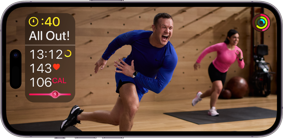 Fitness+ treniņš iPhone tālrunī, kurā redzams atlikušais laiks, pulss un patērētās kalorijas.
