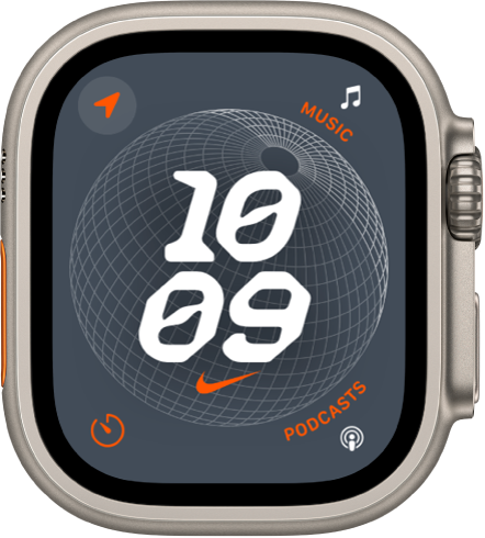 Ciparnīcas Nike Globe vidū redzams digitālais pulkstenis ar četriem papildinājumiem: Compass augšējā kreisajā stūrī, Music augšējā labajā stūrī, Timer apakšējā kreisajā stūrī un Podcasts apakšējā labajā stūrī.