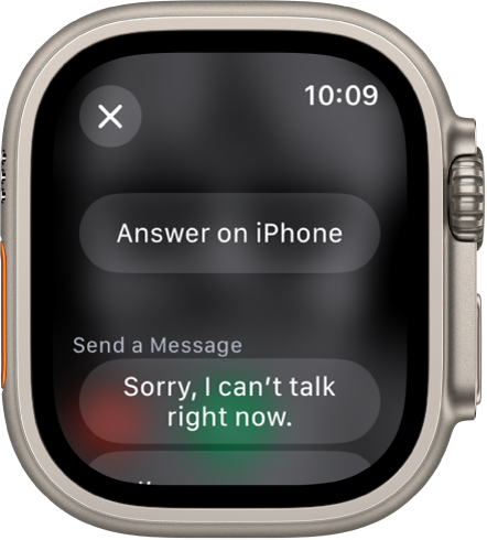 Lietotnē Phone ir redzamas saņemtā zvana opcijas. Poga Answer on iPhone button atrodas augšā un rosinātā atbilde ir redzama apakšā.