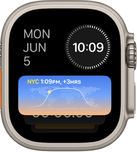 Smart Stack logā Apple Watch Ultra pulkstenī redzami trīs logrīki: Diena un datums augšā pa kreisi, digitālais laiks augšā pa labi un World Clock pa vidu.