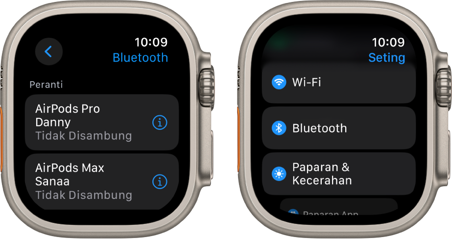 Dua skrin bersebelahan. Pada sebelah kiri ialah skrin yang menyenaraikan dua peranti Bluetooth tersedia: AirPods Pro dan AirPods Max, kedua-duanya tidak bersambung. Di sebelah kanan ialah skrin Seting, menunjukkan butang Wi-Fi, Bluetooth dan Paparan & Kecerahan dalam senarai.