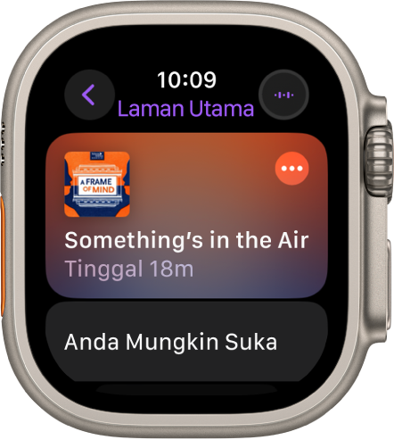 App Podcast pada Apple Watch menunjukkan skrin Laman Utama dengan karya seni podcast. Ketik karya seni untuk memainkan episod.